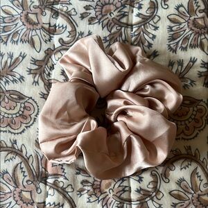 Satin Scrunchie - Pink